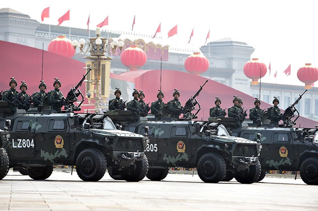 在中华人民共和国成立70周年阅兵式上，东风军车通过天安门