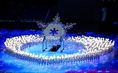 “微光”里的荣耀： 北京冬奥会里的志愿者，平凡又不凡_图片新闻
