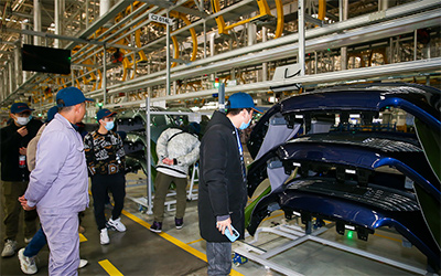 走进赛力斯重庆智慧工厂，AITO问界M5生产过程揭秘_图片新闻