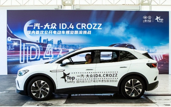 TOP Safety|一汽-大众ID.4 CROZZ成功通过国内首次公开电动车螺旋翻滚挑战_图片新闻