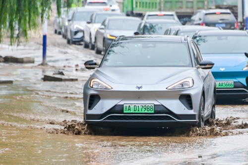 暴雨灾害面前 新能源汽车经得起考验吗？