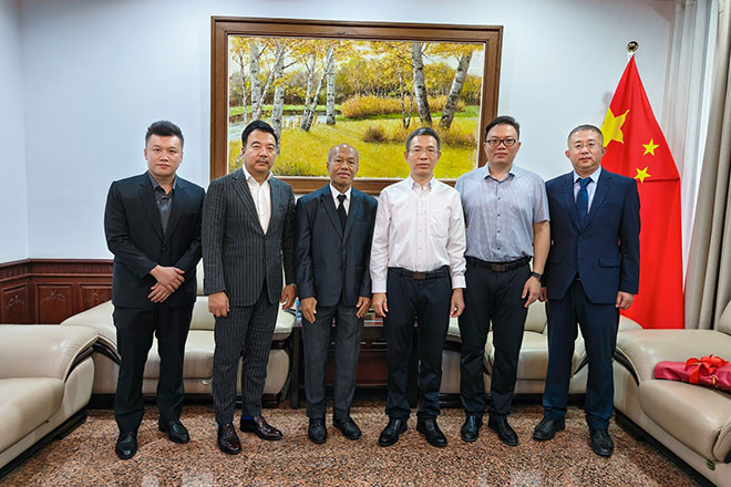 中国驻老挝使馆工作人员会见吉利雷达及当地经销商代表