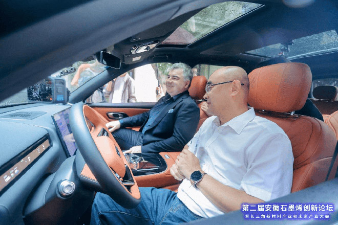 诺奖得主康斯坦丁体验吉利汽车 诺奖得主康斯坦丁体验吉利汽车