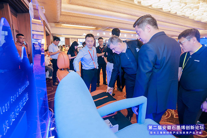 诺奖得主康斯坦丁体验爱尚家科技2022北京冬奥主席台座椅 诺奖得主康斯坦丁体验爱尚家科技2022北京冬奥主席台座椅