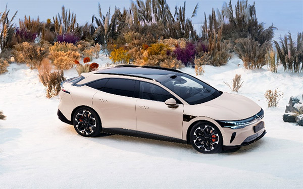 采用豪华车涂装工艺 极氪007GT推出新色“云雾粉”_图片新闻