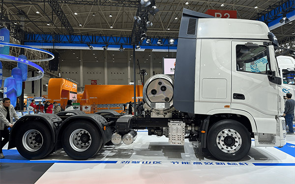 降本、合规如何兼得?看看东风天龙KX双擎混动牵引车的答案