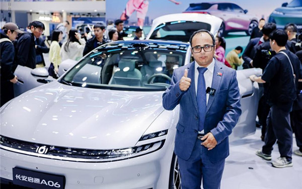 多国外交官的“种草”现场:这台中国车,让他们坐下了就不想走