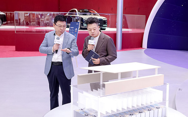 全栈技术赋能体系，鸿蒙智行定义智能出行未来格局_图片新闻