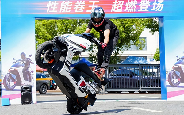 战神S86重磅发布：绿源以“智慧双核”重新定义AI时代两轮出行新范式_图片新闻