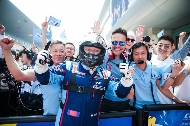 2023 TCR China揭幕战第一回合冠军车手曹宏炜赛后合照 2023 TCR China揭幕战第一回合冠军车手曹宏炜赛后合照