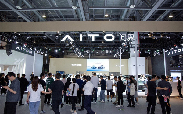 AITO问界M5智驾版成杭州车展焦点，线下试驾六月即将开启_图片新闻