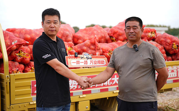 满载收获 传递幸福 菱势汽车黄金卡助力西北丰收