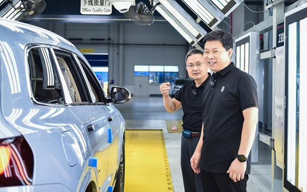 赛力斯汽车智慧工厂直播秀造车 问界新M7下定用户直呼“值得”