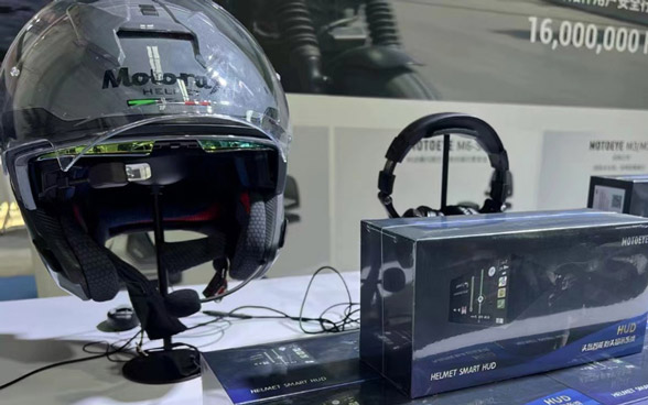 2024北京摩博会亮点：MOTOEYE国产头盔智能抬头显示技术引领新一代人机交互_图片新闻