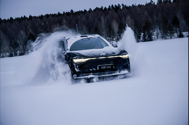 问界M9大定突破20万 彰显国产豪车新实力