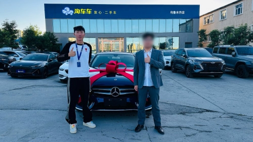 晨宇(左)与客户成交车辆中 晨宇(左)与客户成交车辆中
