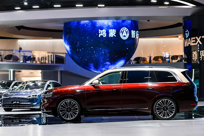 “三冠王”问界M9升级归来 2025款以安全科技征服高端市场