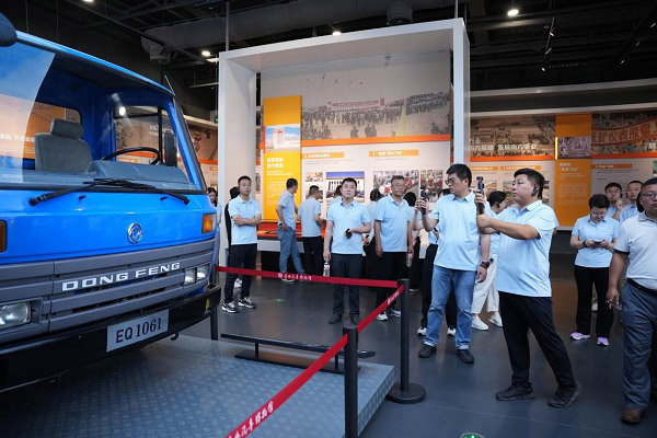 25家战略合作媒体走进东风商用车