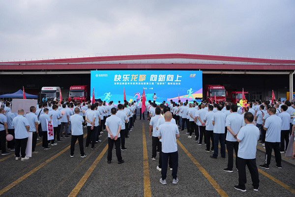 25家战略合作媒体走进东风商用车