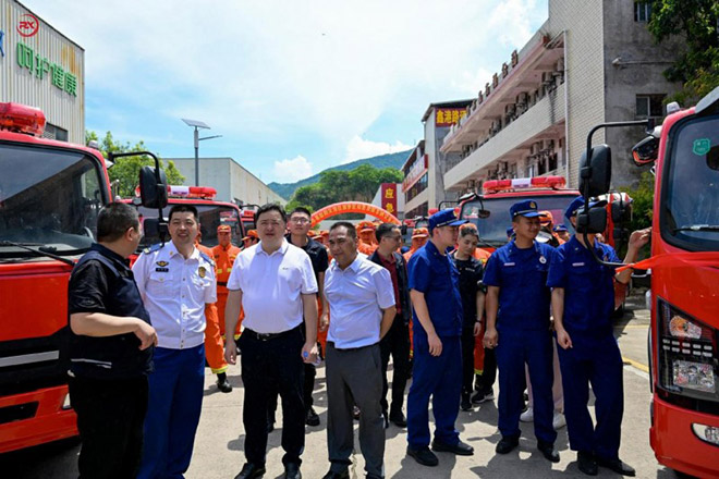 陕汽德龍轻卡批量交付龙岩市应急局