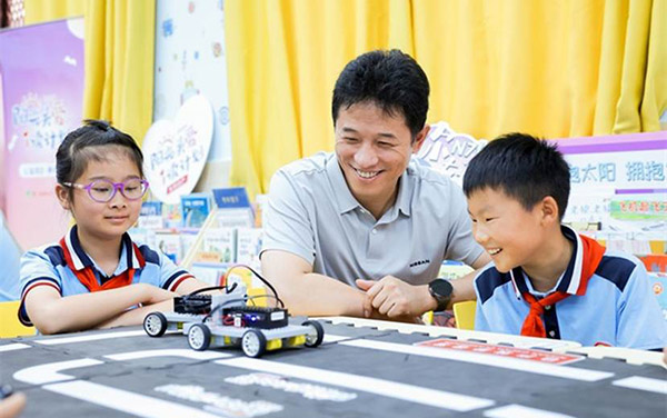 阳光关爱这一年：步履不停，书声不止