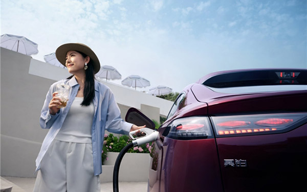 20万级纯电SUV终极PK：昊铂HT vs 智己LS6，谁更值得入手？_图片新闻