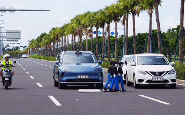 中汽研统一实测标准，鸿蒙智行展现全场景安全能力