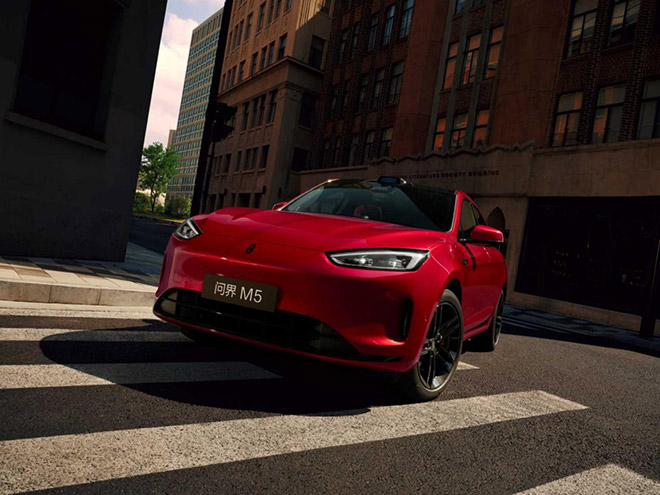 智慧出行新标准 对比特斯拉Model Y 问界新M5 Ultra赢在哪