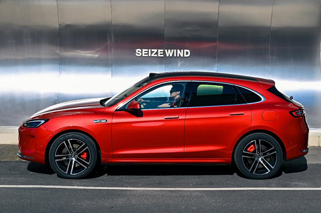 智慧出行新标准 对比特斯拉Model Y 问界新M5 Ultra赢在哪