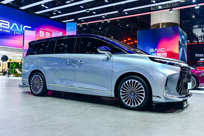 极狐首款中大型豪华MPV原型车