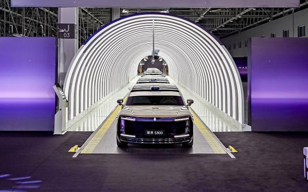 万台下线只是起点！尊界S800如何重塑百万级豪华车市场认知