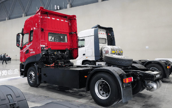 东风天龙KL港口集运纯电牵引车 深度定制破解运输痛点_图片新闻