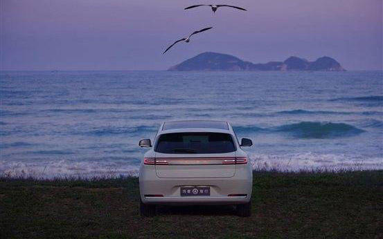 辅助驾驶谁更“老司机”？问界新M5才是真正懂你的出行伙伴