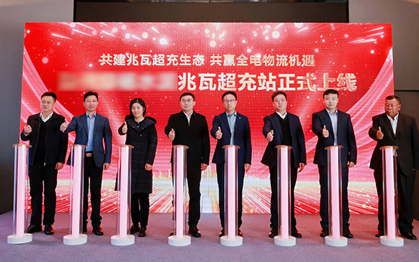 30台兆瓦超充重卡交付!东风&华为共建兆瓦超充生态 共赢全电物流机遇